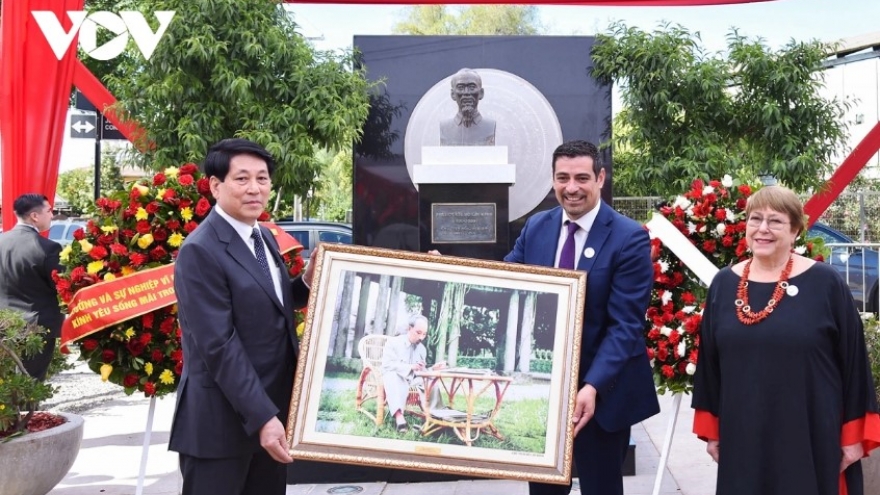 President Luong Cuong pays floral tribute to President Ho Chi Minh in Chile